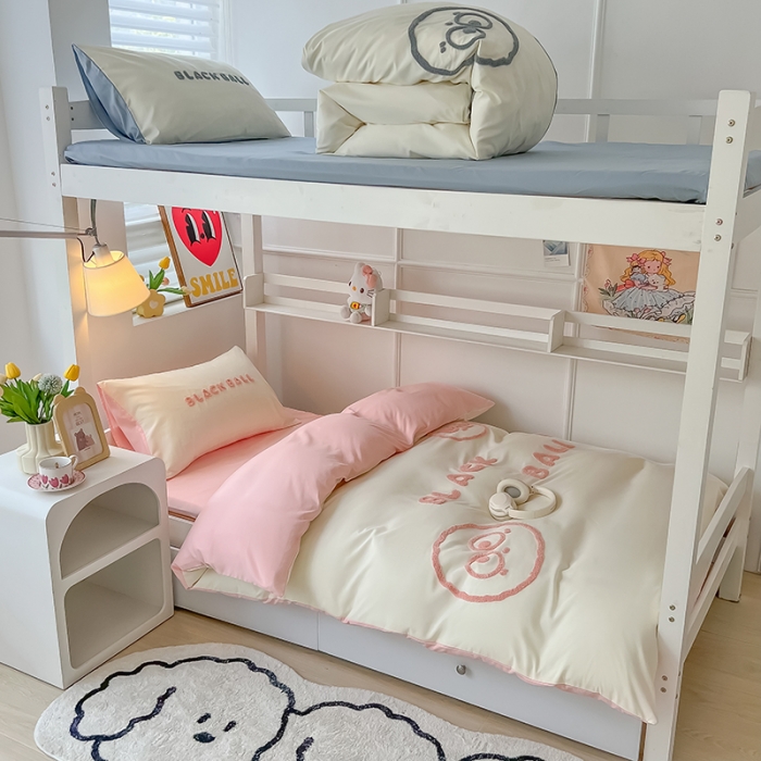 91家纺网 家纺一手货源 找家纺 眠帛 2023新款水洗棉毛巾绣煤球系列学生三件套六件套 煤球奶油粉