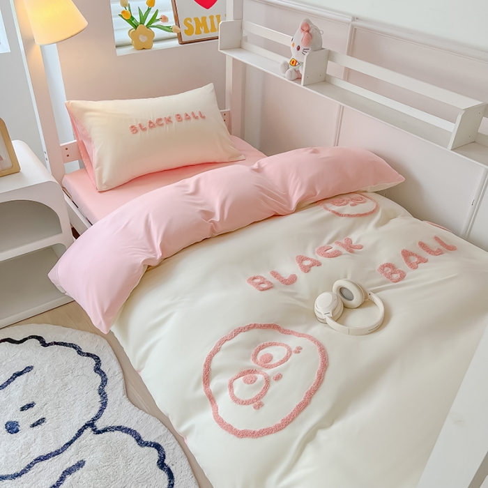 91家纺网 家纺一手货源 找家纺 眠帛 2023新款水洗棉毛巾绣煤球系列学生三件套六件套 煤球奶油粉