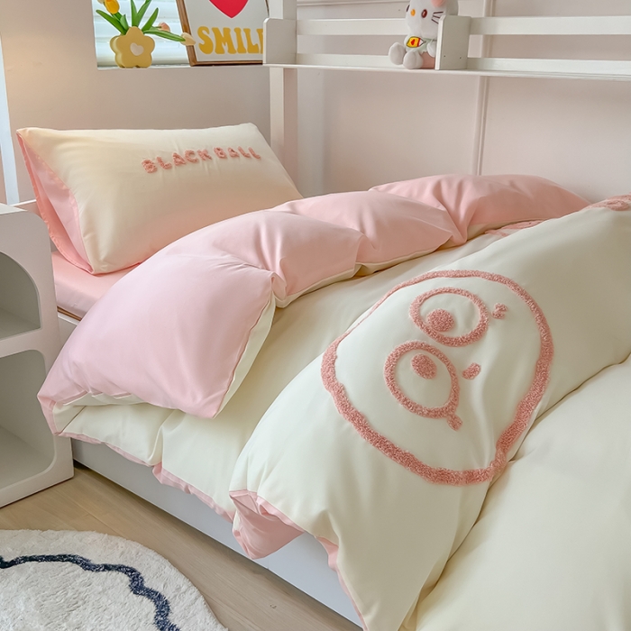 91家纺网 家纺一手货源 找家纺 眠帛 2023新款水洗棉毛巾绣煤球系列学生三件套六件套 煤球奶油粉