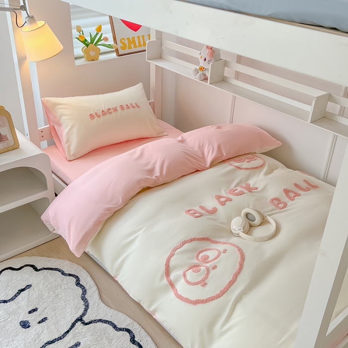 91家纺网 家纺一手货源 找家纺 眠帛 2023新款水洗棉毛巾绣煤球系列学生三件套六件套 煤球奶油粉