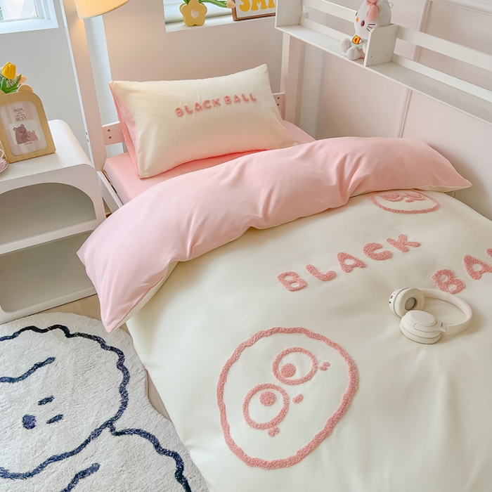 91家纺网 家纺一手货源 找家纺 眠帛 2023新款水洗棉毛巾绣煤球系列学生三件套六件套 煤球奶油粉