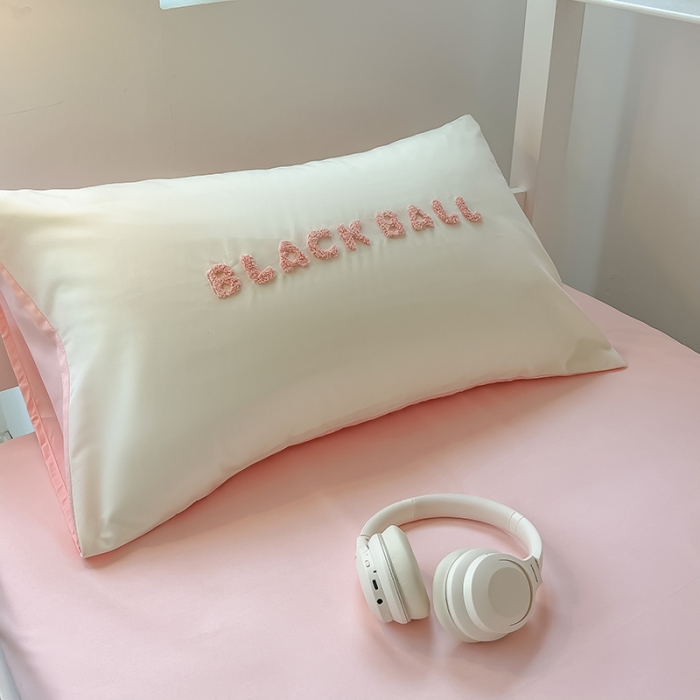 91家纺网 家纺一手货源 找家纺 眠帛 2023新款水洗棉毛巾绣煤球系列学生三件套六件套 煤球奶油粉