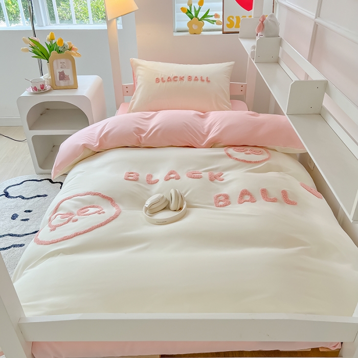 91家纺网 家纺一手货源 找家纺 眠帛 2023新款水洗棉毛巾绣煤球系列学生三件套六件套 煤球奶油粉