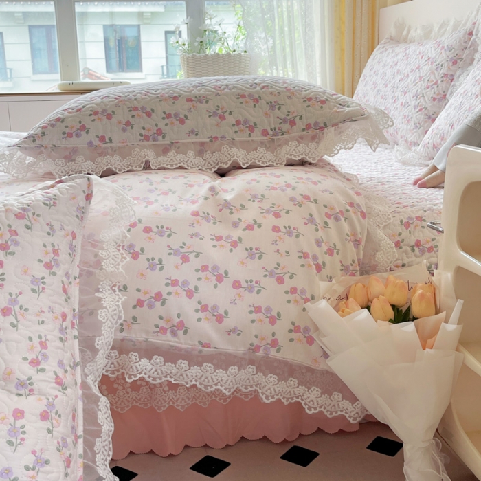 91家纺网 家纺一手货源 找家纺 添越2024小清新韩版蕾丝款花边纯棉夹棉床盖三件套全棉恋恋花梦蕾丝款