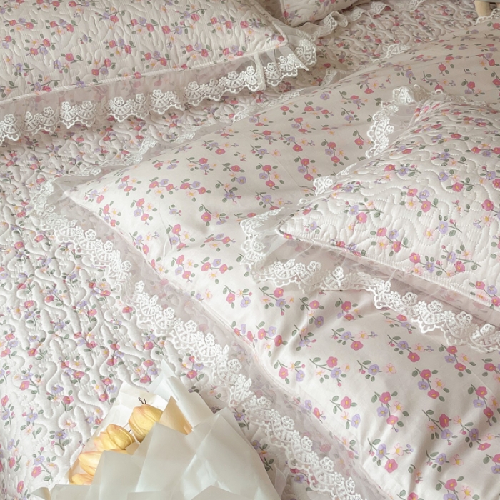 91家纺网 家纺一手货源 找家纺 添越2024小清新韩版蕾丝款花边纯棉夹棉床盖三件套全棉恋恋花梦蕾丝款