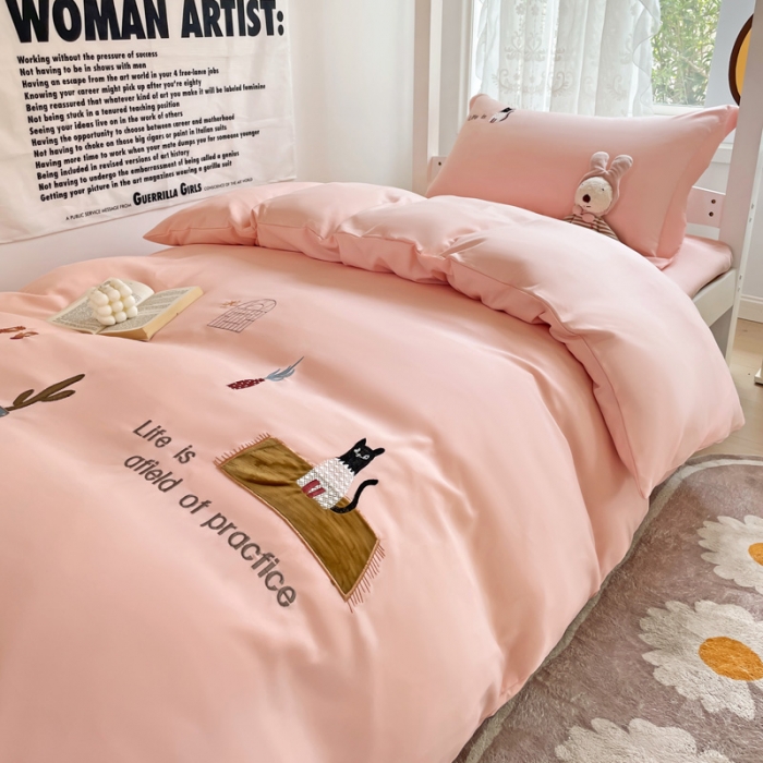 91家纺网 家纺一手货源 找家纺 娜娜 2023新款水洗棉刺绣素色学生三件套 多多猫-粉