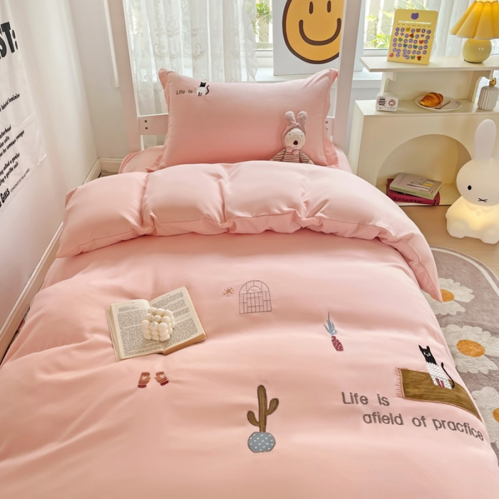 91家纺网 家纺一手货源 找家纺 娜娜 2023新款水洗棉刺绣素色学生三件套 多多猫-粉