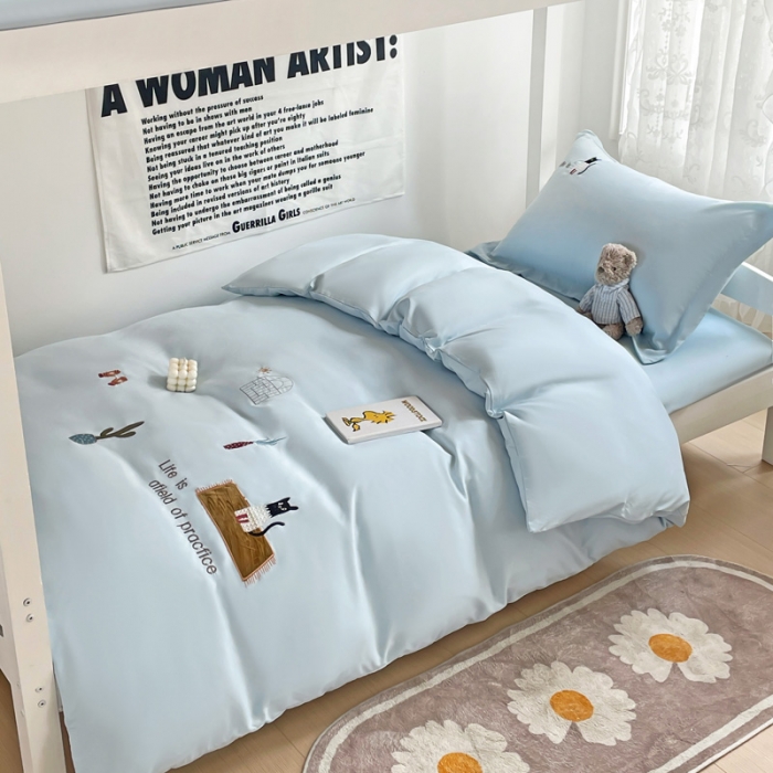 91家纺网 家纺一手货源 找家纺 娜娜 2023新款水洗棉刺绣素色学生三件套 多多猫-天空蓝