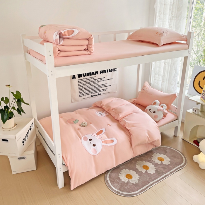 91家纺网 家纺一手货源 找家纺 娜娜 2023新款水洗棉刺绣素色学生三件套 萌萌兔-粉