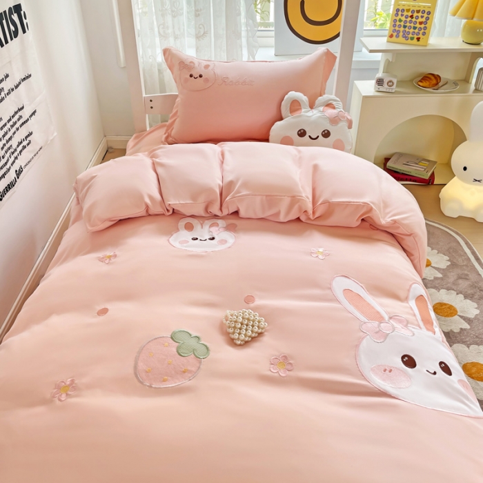 91家纺网 家纺一手货源 找家纺 娜娜 2023新款水洗棉刺绣素色学生三件套 萌萌兔-粉