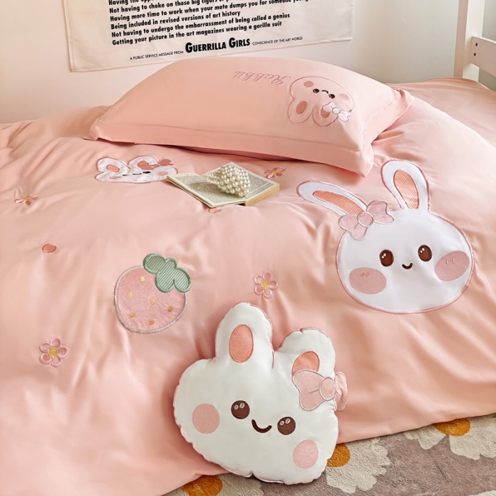 91家纺网 家纺一手货源 找家纺 娜娜 2023新款水洗棉刺绣素色学生三件套 萌萌兔-粉