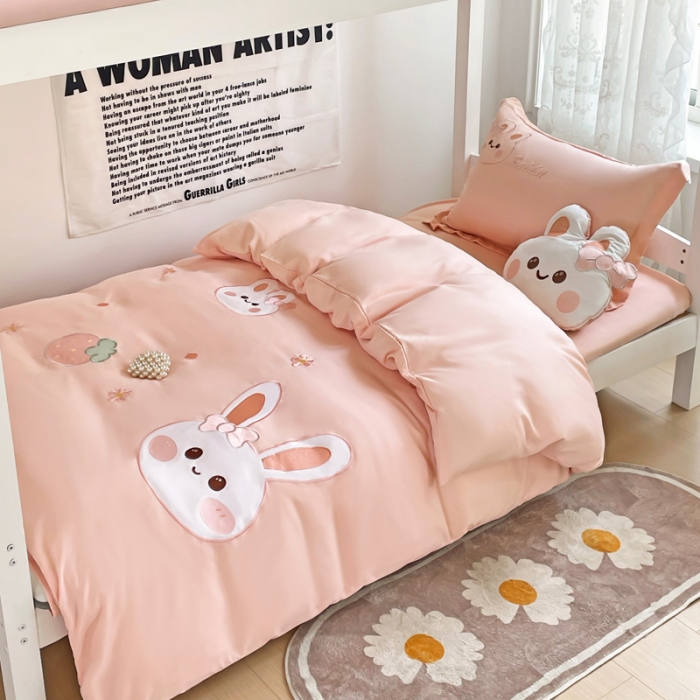 91家纺网 家纺一手货源 找家纺 娜娜 2023新款水洗棉刺绣素色学生三件套 萌萌兔-粉