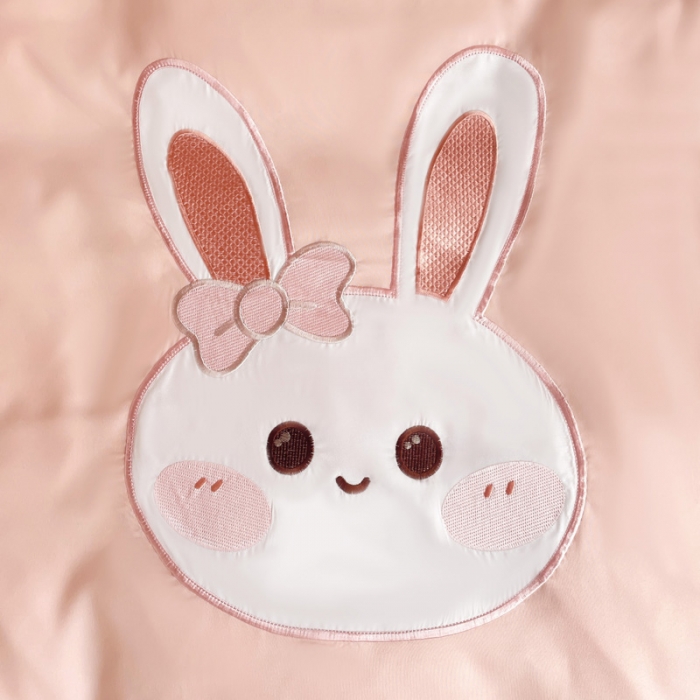 91家纺网 家纺一手货源 找家纺 娜娜 2023新款水洗棉刺绣素色学生三件套 萌萌兔-粉