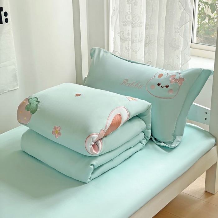 91家纺网 家纺一手货源 找家纺 娜娜 2023新款水洗棉刺绣素色学生三件套 萌萌兔-青色