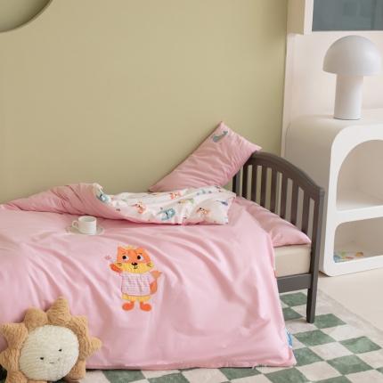 91家纺网 家纺一手货源 找家纺 总喜多兔 2023新款40支13372纯棉小小梦绣花幼儿园被子三件套