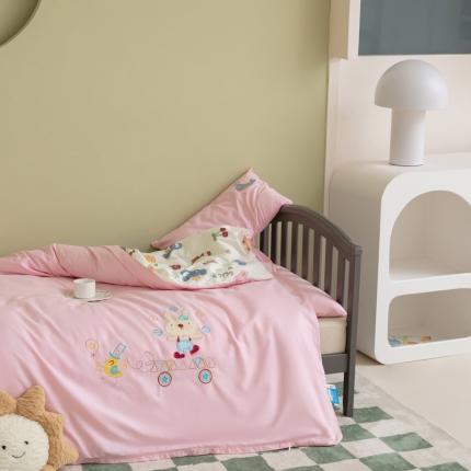 91家纺网 家纺一手货源 找家纺 总喜多兔 2023新款40支13372纯棉小小梦绣花幼儿园被子三件套