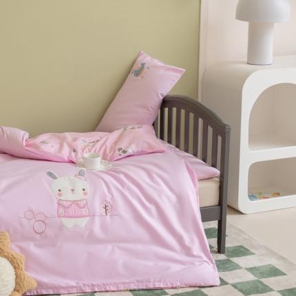 91家纺网 家纺一手货源 找家纺 总喜多兔 2023新款40支13372纯棉小小梦绣花幼儿园被子三件套