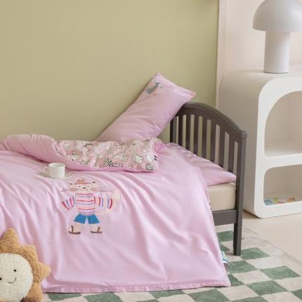 91家纺网 家纺一手货源 找家纺 总喜多兔 2023新款40支13372纯棉小小梦绣花幼儿园被子三件套