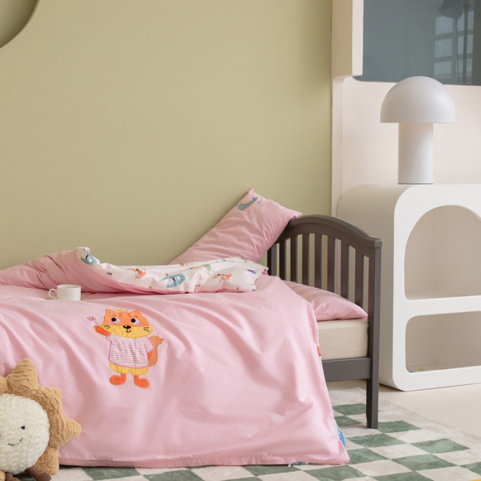 91家纺网 家纺一手货源 找家纺 总喜多兔 2023新款40支13372纯棉小小梦绣花幼儿园被子三件套