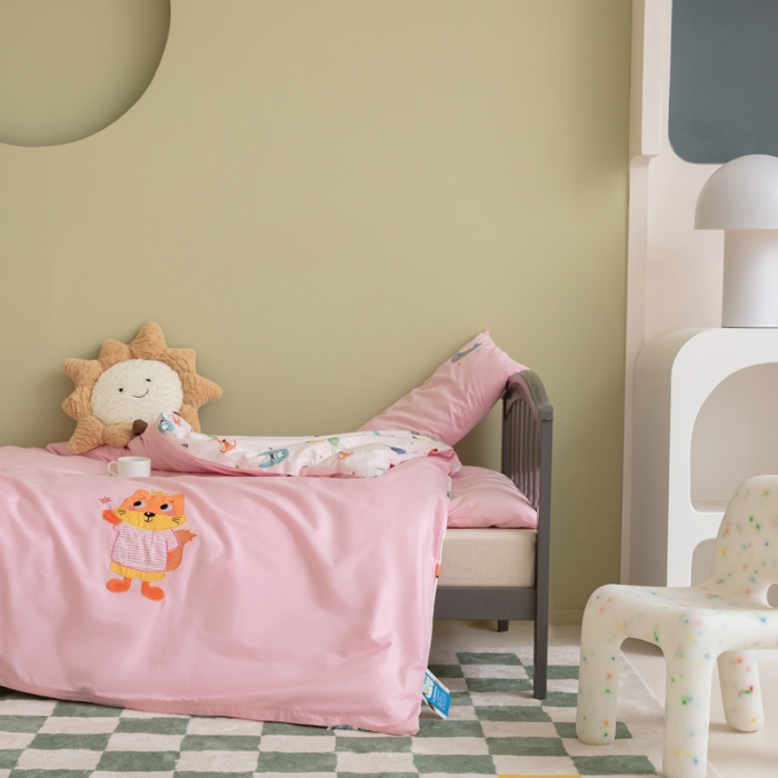 91家纺网 家纺一手货源 找家纺 总喜多兔 2023新款40支13372纯棉小小梦绣花幼儿园被子三件套