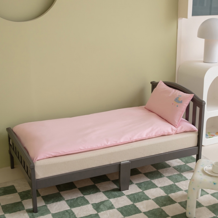 91家纺网 家纺一手货源 找家纺 喜多兔 2023新款40支13372纯棉小小梦绣花幼儿园被子三件套 粉色狐狸宝贝