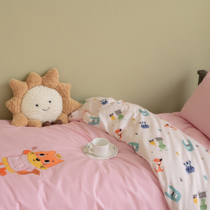 91家纺网 家纺一手货源 找家纺 喜多兔 2023新款40支13372纯棉小小梦绣花幼儿园被子三件套 粉色狐狸宝贝