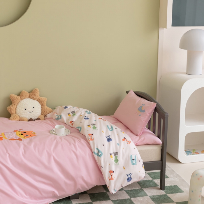 91家纺网 家纺一手货源 找家纺 喜多兔 2023新款40支13372纯棉小小梦绣花幼儿园被子三件套 粉色狐狸宝贝