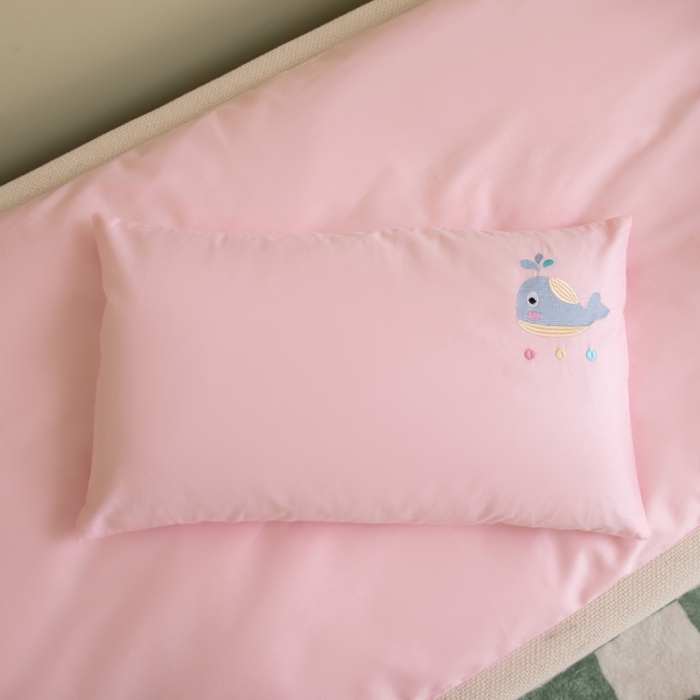 91家纺网 家纺一手货源 找家纺 喜多兔 2023新款40支13372纯棉小小梦绣花幼儿园被子三件套 粉色滑板精灵