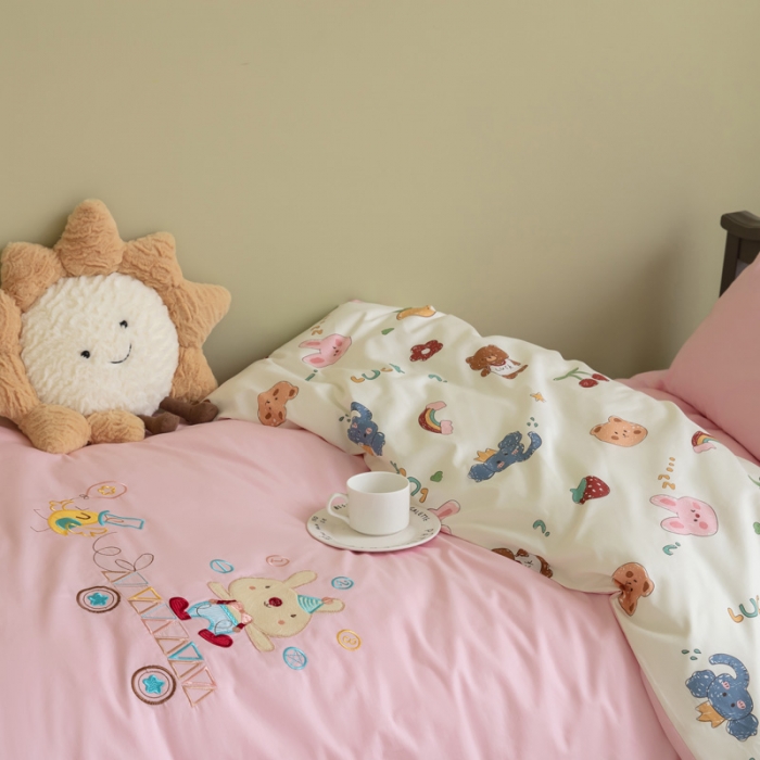 91家纺网 家纺一手货源 找家纺 喜多兔 2023新款40支13372纯棉小小梦绣花幼儿园被子三件套 粉色滑板精灵