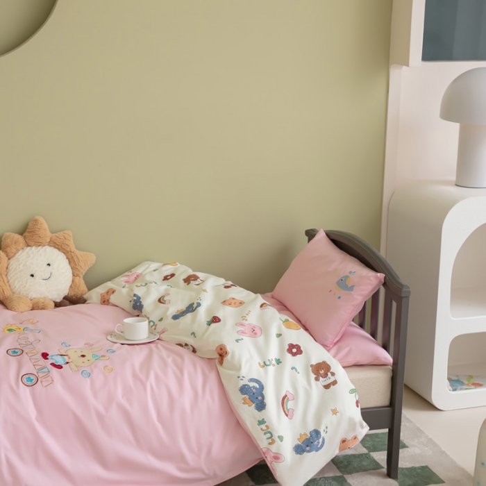 91家纺网 家纺一手货源 找家纺 喜多兔 2023新款40支13372纯棉小小梦绣花幼儿园被子三件套 粉色滑板精灵