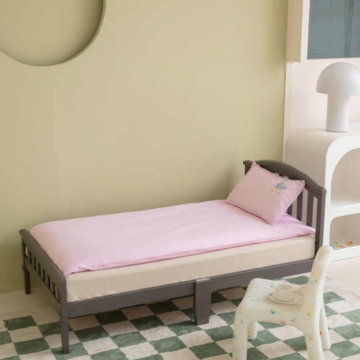 91家纺网 家纺一手货源 找家纺 喜多兔 2023新款40支13372纯棉小小梦绣花幼儿园被子三件套 粉色胖胖兔