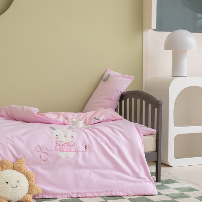 91家纺网 家纺一手货源 找家纺 喜多兔 2023新款40支13372纯棉小小梦绣花幼儿园被子三件套 粉色胖胖兔