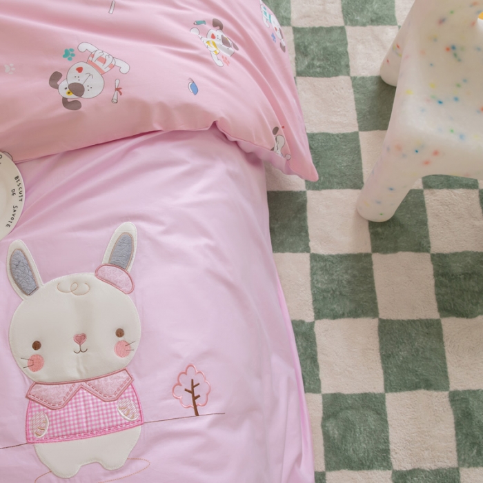 91家纺网 家纺一手货源 找家纺 喜多兔 2023新款40支13372纯棉小小梦绣花幼儿园被子三件套 粉色胖胖兔