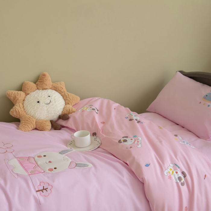 91家纺网 家纺一手货源 找家纺 喜多兔 2023新款40支13372纯棉小小梦绣花幼儿园被子三件套 粉色胖胖兔