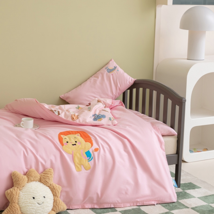 91家纺网 家纺一手货源 找家纺 喜多兔 2023新款40支13372纯棉小小梦绣花幼儿园被子三件套 粉色狮子宝贝