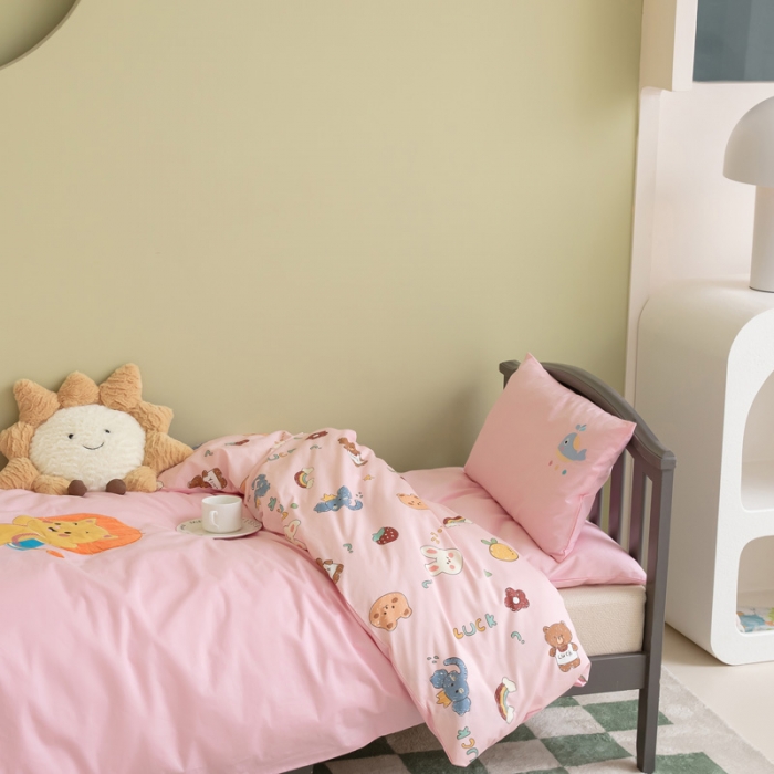 91家纺网 家纺一手货源 找家纺 喜多兔 2023新款40支13372纯棉小小梦绣花幼儿园被子三件套 粉色狮子宝贝
