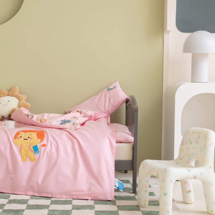 91家纺网 家纺一手货源 找家纺 喜多兔 2023新款40支13372纯棉小小梦绣花幼儿园被子三件套 粉色狮子宝贝