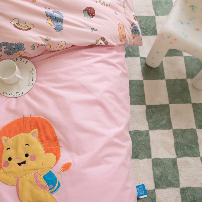91家纺网 家纺一手货源 找家纺 喜多兔 2023新款40支13372纯棉小小梦绣花幼儿园被子三件套 粉色狮子宝贝