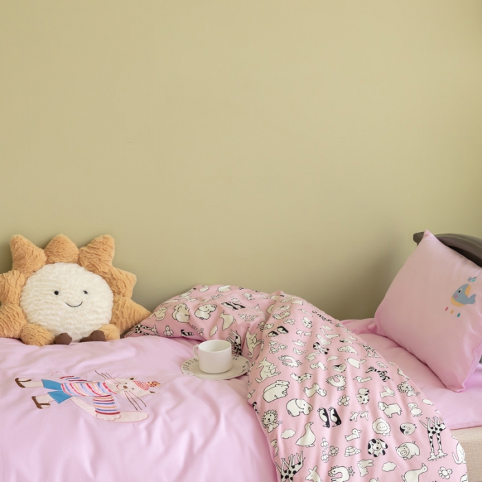 91家纺网 家纺一手货源 找家纺 喜多兔 2023新款40支13372纯棉小小梦绣花幼儿园被子三件套 粉色微笑猫咪