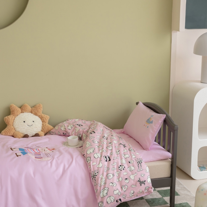 91家纺网 家纺一手货源 找家纺 喜多兔 2023新款40支13372纯棉小小梦绣花幼儿园被子三件套 粉色微笑猫咪