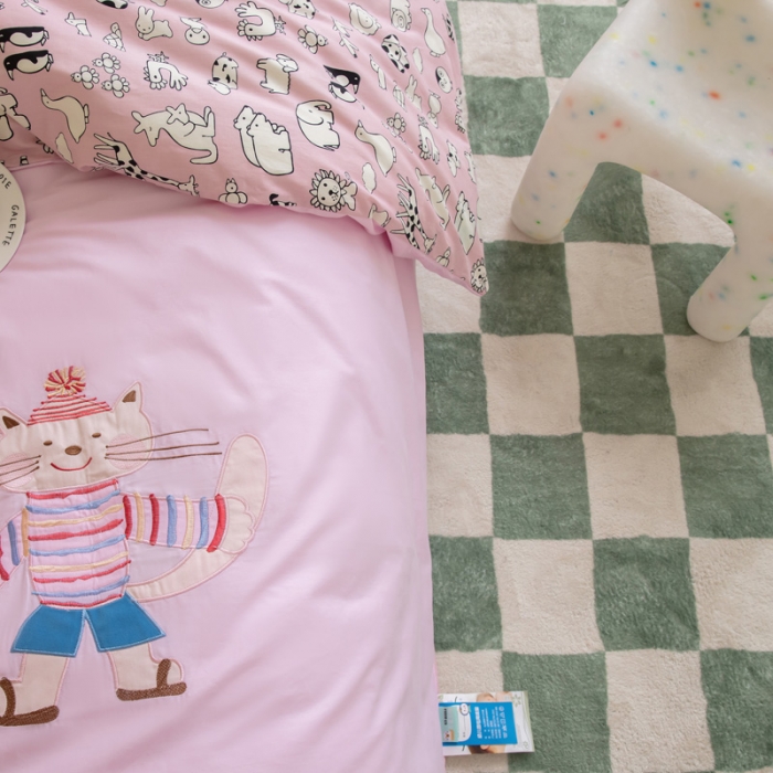 91家纺网 家纺一手货源 找家纺 喜多兔 2023新款40支13372纯棉小小梦绣花幼儿园被子三件套 粉色微笑猫咪