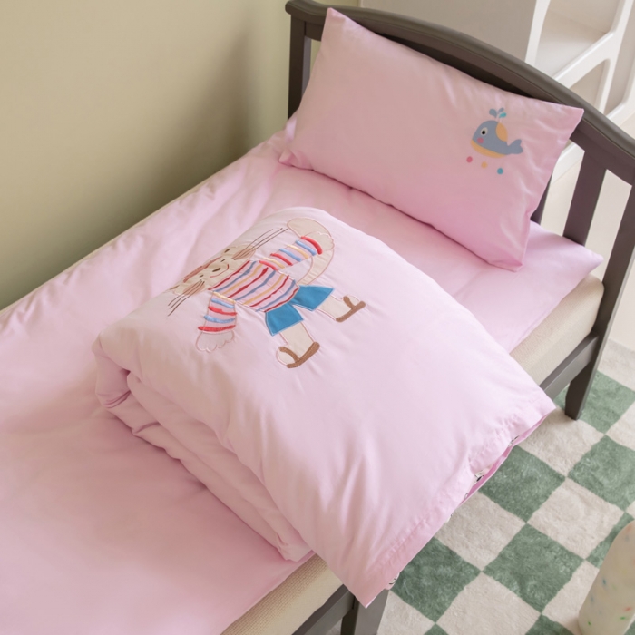 91家纺网 家纺一手货源 找家纺 喜多兔 2023新款40支13372纯棉小小梦绣花幼儿园被子三件套 粉色微笑猫咪