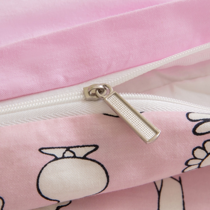 91家纺网 家纺一手货源 找家纺 喜多兔 2023新款40支13372纯棉小小梦绣花幼儿园被子三件套 粉色微笑猫咪