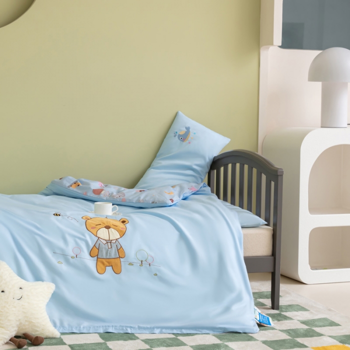 91家纺网 家纺一手货源 找家纺 喜多兔 2023新款40支13372纯棉小小梦绣花幼儿园被子三件套 蓝色小熊仔