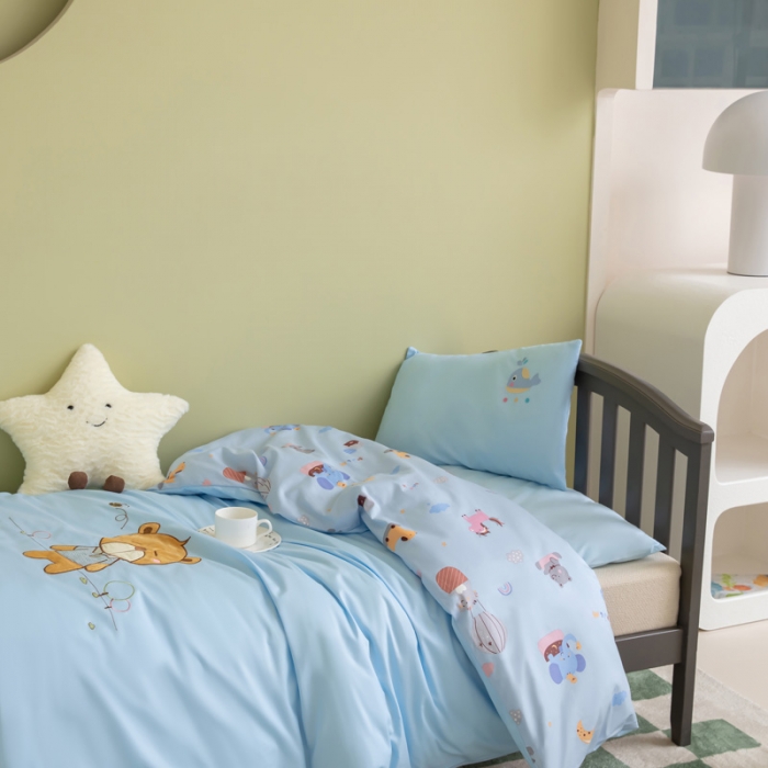 91家纺网 家纺一手货源 找家纺 喜多兔 2023新款40支13372纯棉小小梦绣花幼儿园被子三件套 蓝色小熊仔