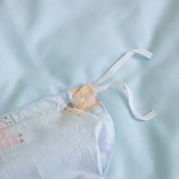 91家纺网 家纺一手货源 找家纺 喜多兔 2023新款40支13372纯棉小小梦绣花幼儿园被子三件套 蓝色小熊仔