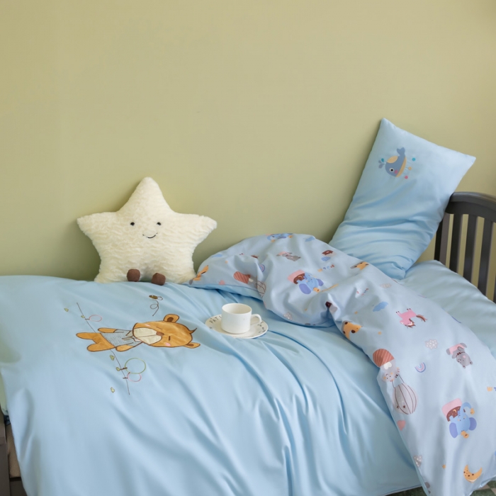 91家纺网 家纺一手货源 找家纺 喜多兔 2023新款40支13372纯棉小小梦绣花幼儿园被子三件套 蓝色小熊仔