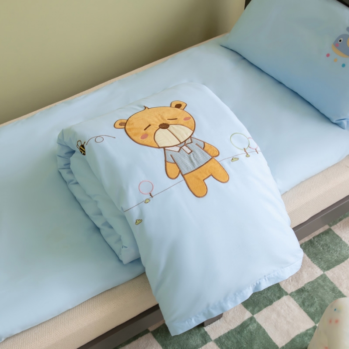 91家纺网 家纺一手货源 找家纺 喜多兔 2023新款40支13372纯棉小小梦绣花幼儿园被子三件套 蓝色小熊仔