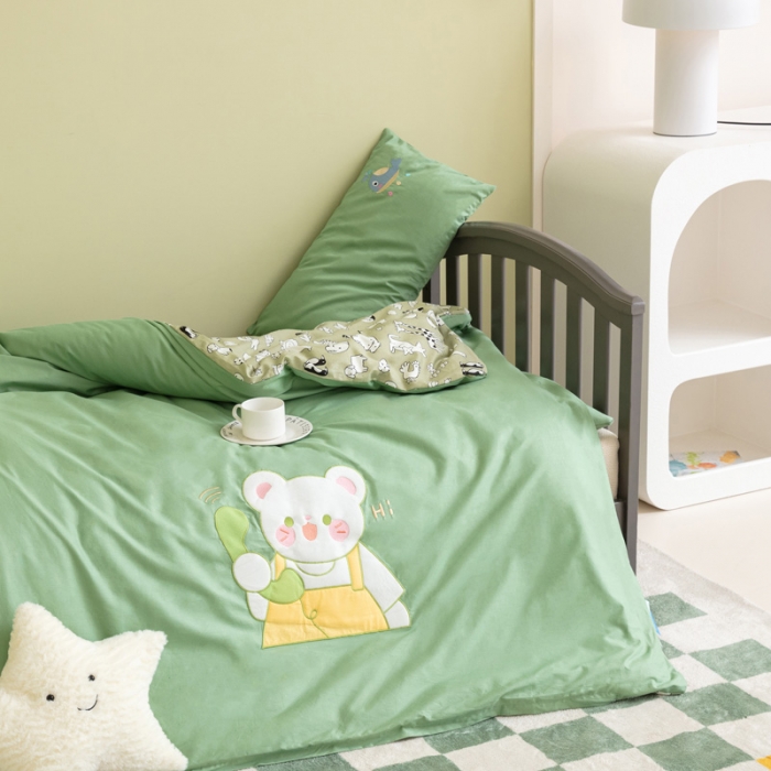 91家纺网 家纺一手货源 找家纺 喜多兔 2023新款40支13372纯棉小小梦绣花幼儿园被子三件套 绿色电话熊