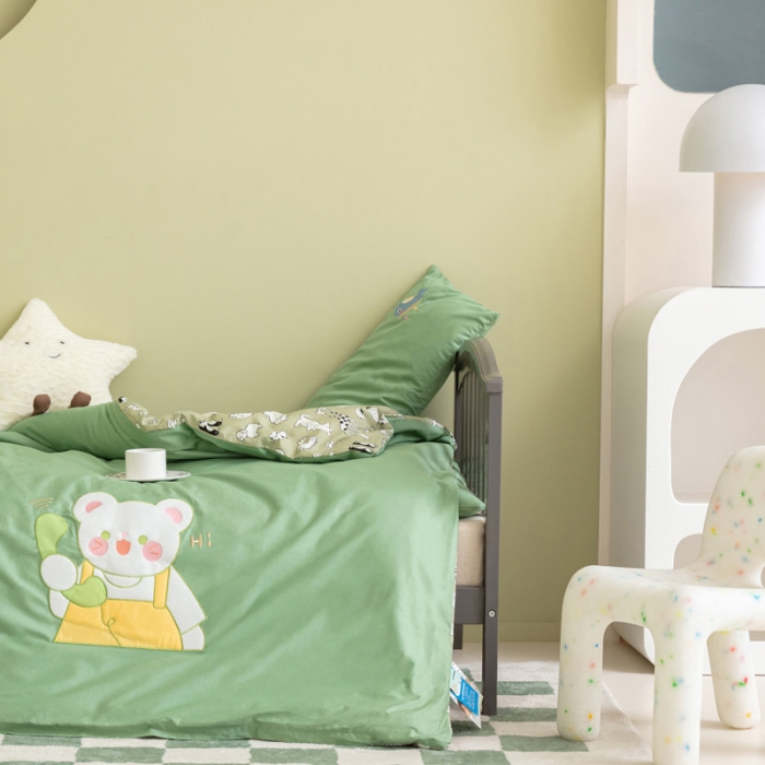 91家纺网 家纺一手货源 找家纺 喜多兔 2023新款40支13372纯棉小小梦绣花幼儿园被子三件套 绿色电话熊